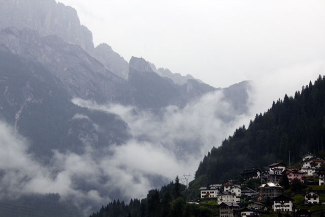 2011-08-15_08-12-28 cadore.jpg - Colle Santa Lucia Villa Grande, im Hintergrund das Marmoladamassiv